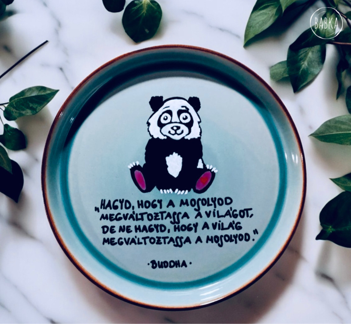 Panda tányér - Buddha (Hagyd, hogy a mosolyod megváltoztassa a világot, de ne hagyd, hogy a világ megváltoztassa a mosolyod.)