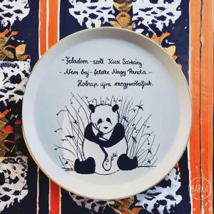 Nagy Panda és Kicsi Sárkány (holnap újra) Feladom - szólt Kicsi Sárkány. ; Nem baj - felelte Nagy Panda. ; Holnap újra megpróbáljuk.
