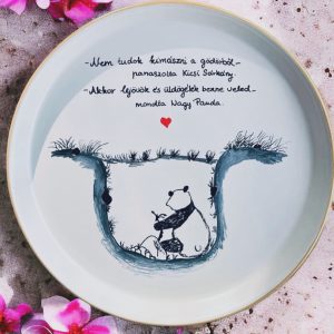 Nagy Panda és Kicsi Sárkány (üldögélek veled) Nem tudok kimászni a gödörből - panaszolta Kicsi Sárkány. ; Akkor lejövök, és üldögélek benne vele - mondta Nagy Panda.