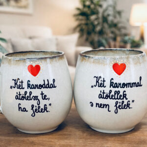 Páros bögre (Két karoddal átölelsz te ha félek. Két karommal átölellek s nem félek) (Radnóti)