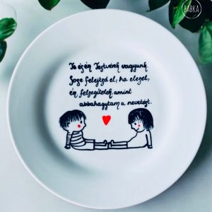 Testvér tányérka (személyre szabható, két lányra)(Te és én testvérek vagyunk. Sose felejtsd el, ha elesel, én felsegítelek, amint abbahagytam a nevetést.)