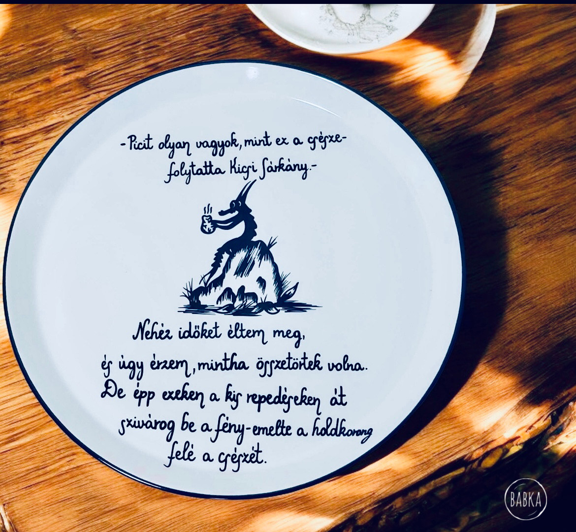 Nagy Panda és Kicsi Sárkány (Holdkorong) (“- Picit olyan vagyok, mint ez a csésze - folytatta Kicsi Sárkány. - Nehéz időket éltem meg, és úgy érzem, mintha összetörtek volna. De épp ezeken a kis repedéseken át szivárog be a fény -emelte a holdkorong felé a csészét.”