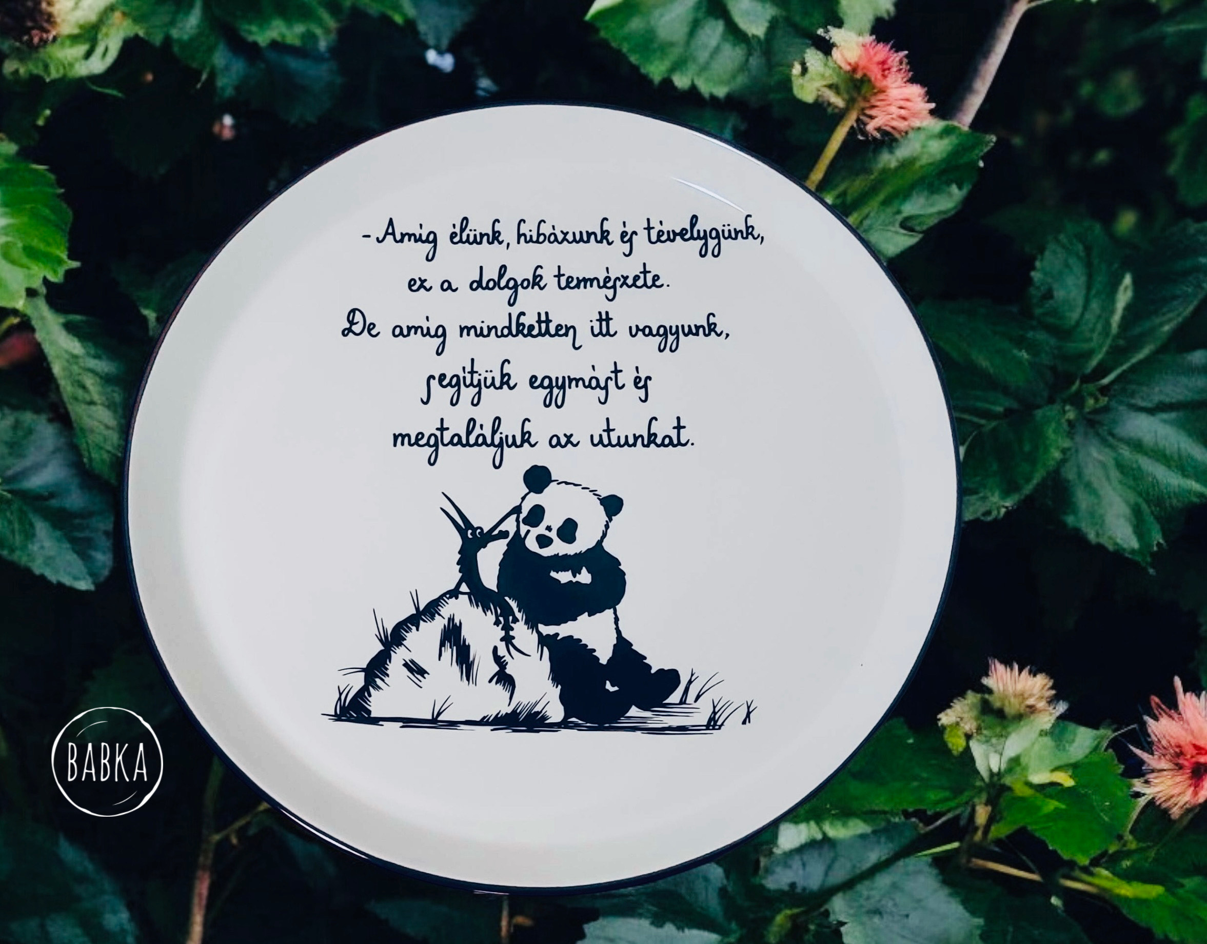 Nagy Panda és Kicsi Sárkány (A dolgok természete) (Amíg élünk, hibázunk éstévelygünk, ez a dolgok természete. De amíg mindketten itt vagyunk, segítjük egymást és megtaláljuk az utunkat.)